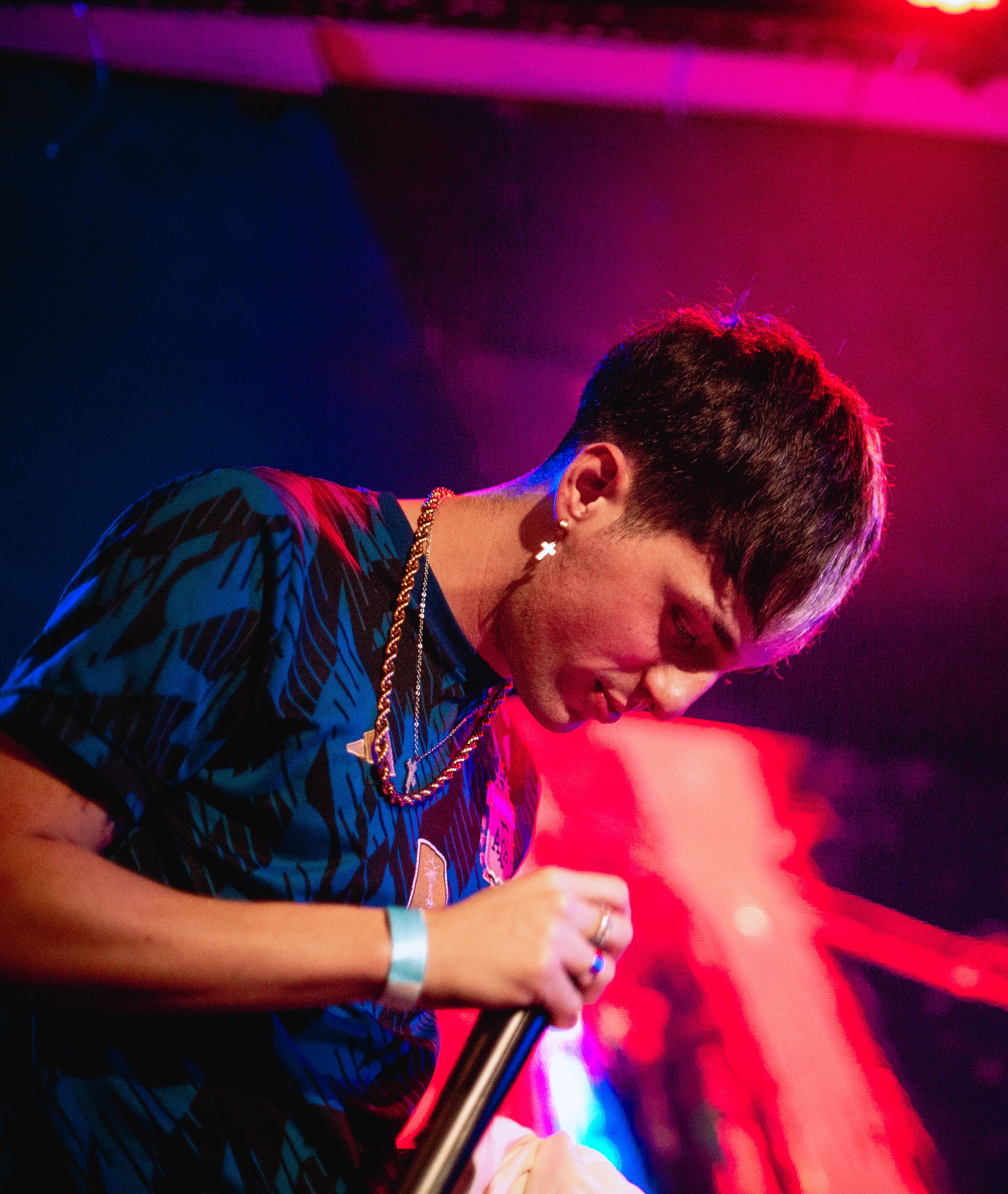 Leito cantando en vivo durante un show